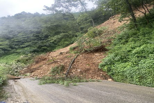 बर्खाका कारण दुई राजमार्ग अवरुद्ध, ५४ वटा सडकमा एकतर्फी यातायात सञ्चालन