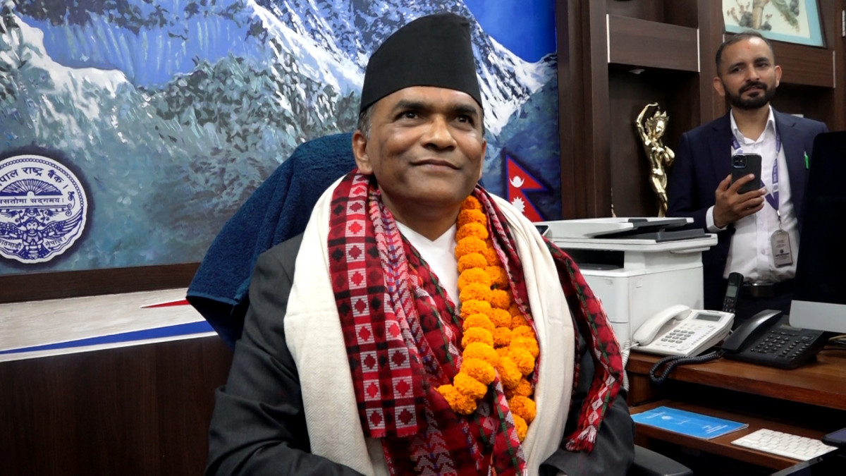राजीनामाको चाङबाट कुर्सी सम्हालेका गभर्नर पौडेलको पहिलो ध्यान राजीनामामै केन्द्रित !