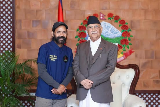 सुर्खेतबाट खाली खुट्टा हिँडेर आएका अभियानकर्मी बोहराले भेटे प्रधानमन्त्रीलाई