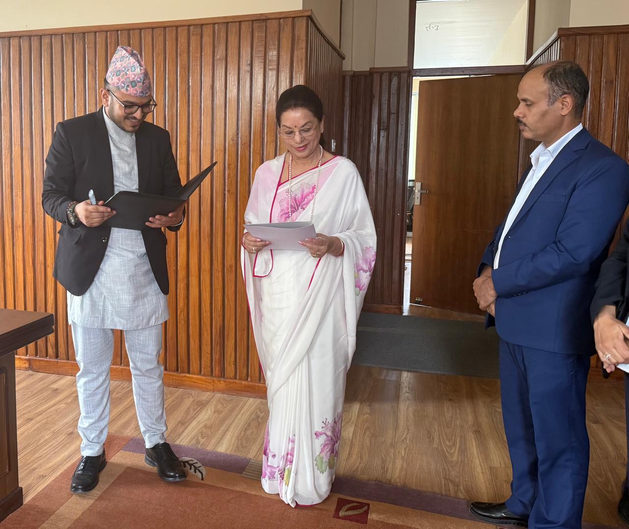 नेशनल लाईफ इन्स्योरेन्सका अध्यक्षको पद तथा गोपनियताको शपथ ग्रहण
