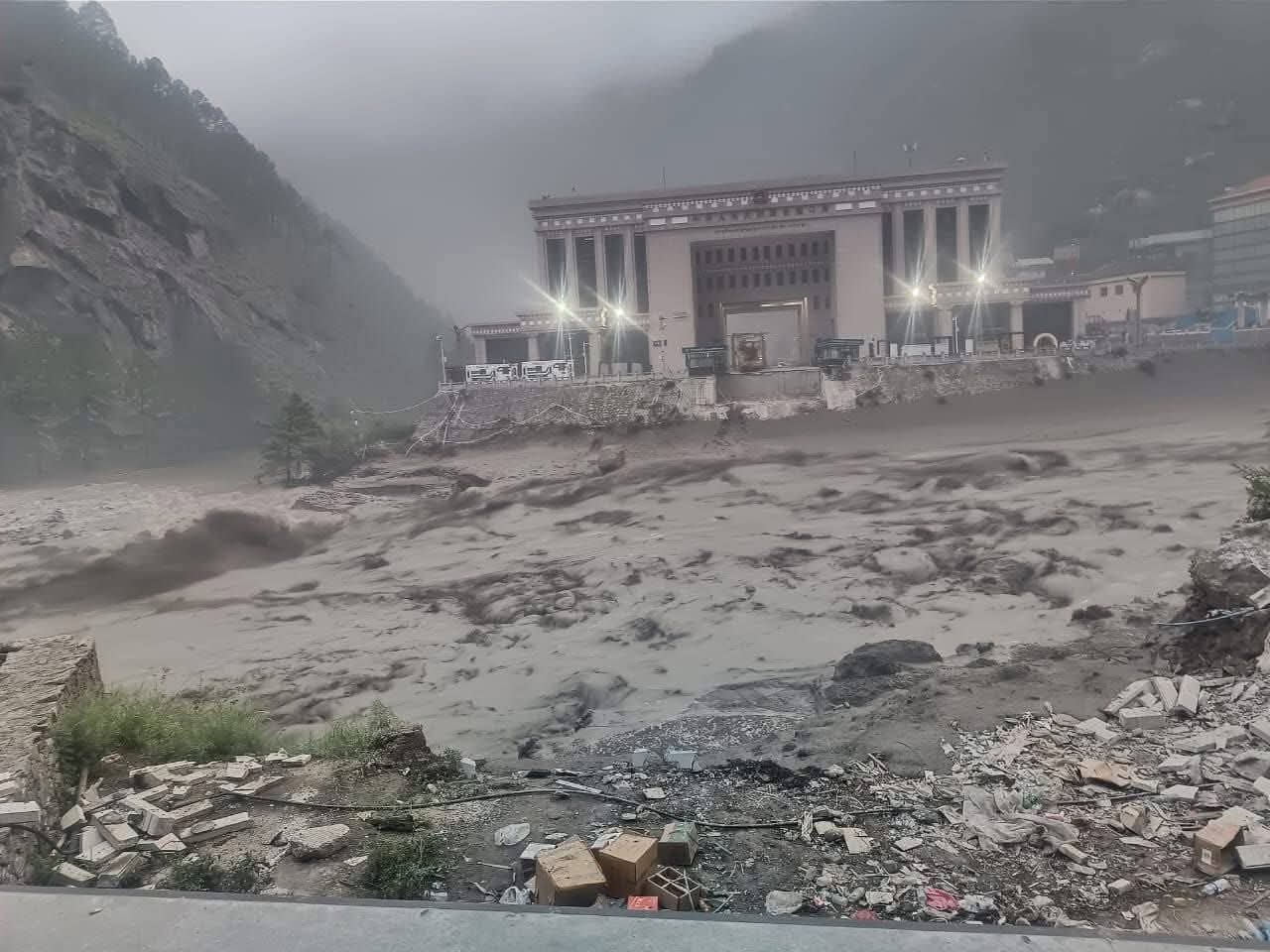 बाढीपछि केरुङमा अलपत्र पाँच सयभन्दा बढी कन्टेनरलाई जोखिम मोलेरै तातोपानी हुंदै ल्याउने प्रयास
