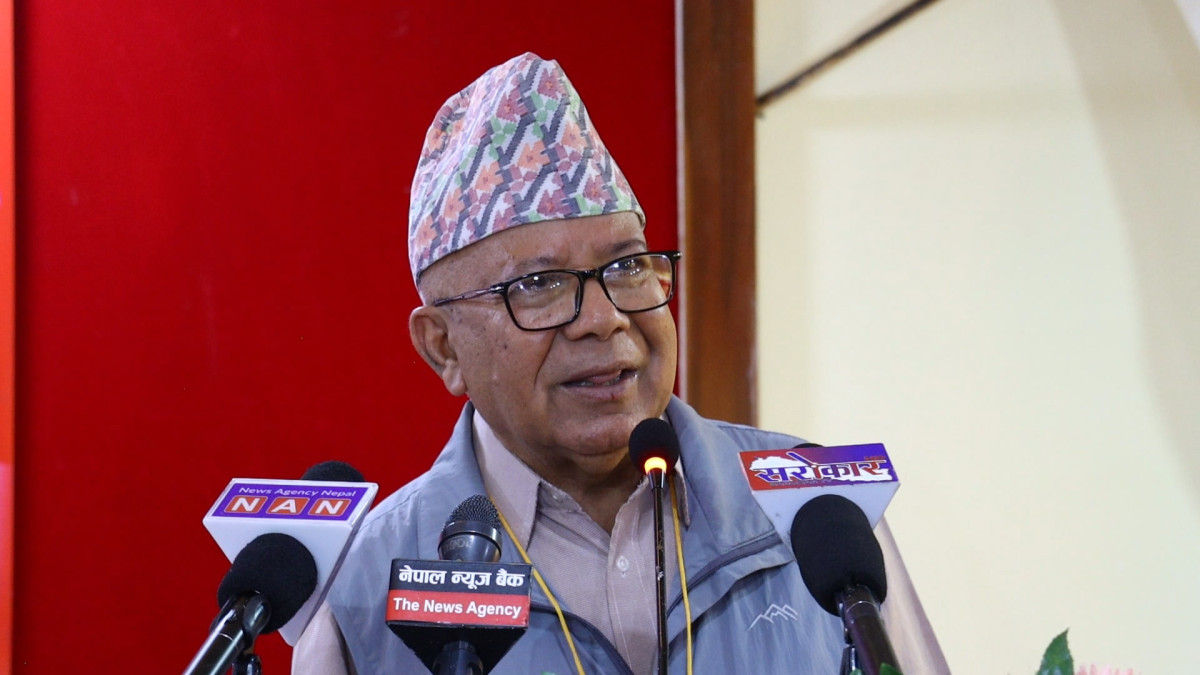 प्रधानमन्त्री ओली लक्षित माधव नेपालको कटाक्षः १६ वर्षमै बच्चा जन्माए पुरस्कार दिन बेर छैन
