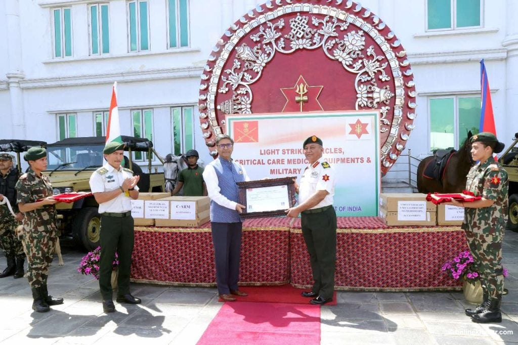 भारतीय विदेशसचिवले नेपाली सेनालाई दिए ६ स्ट्राइकिङ भेइकल, २ सैनिक कुकुर र ५ सैनिक घोडा उपहार