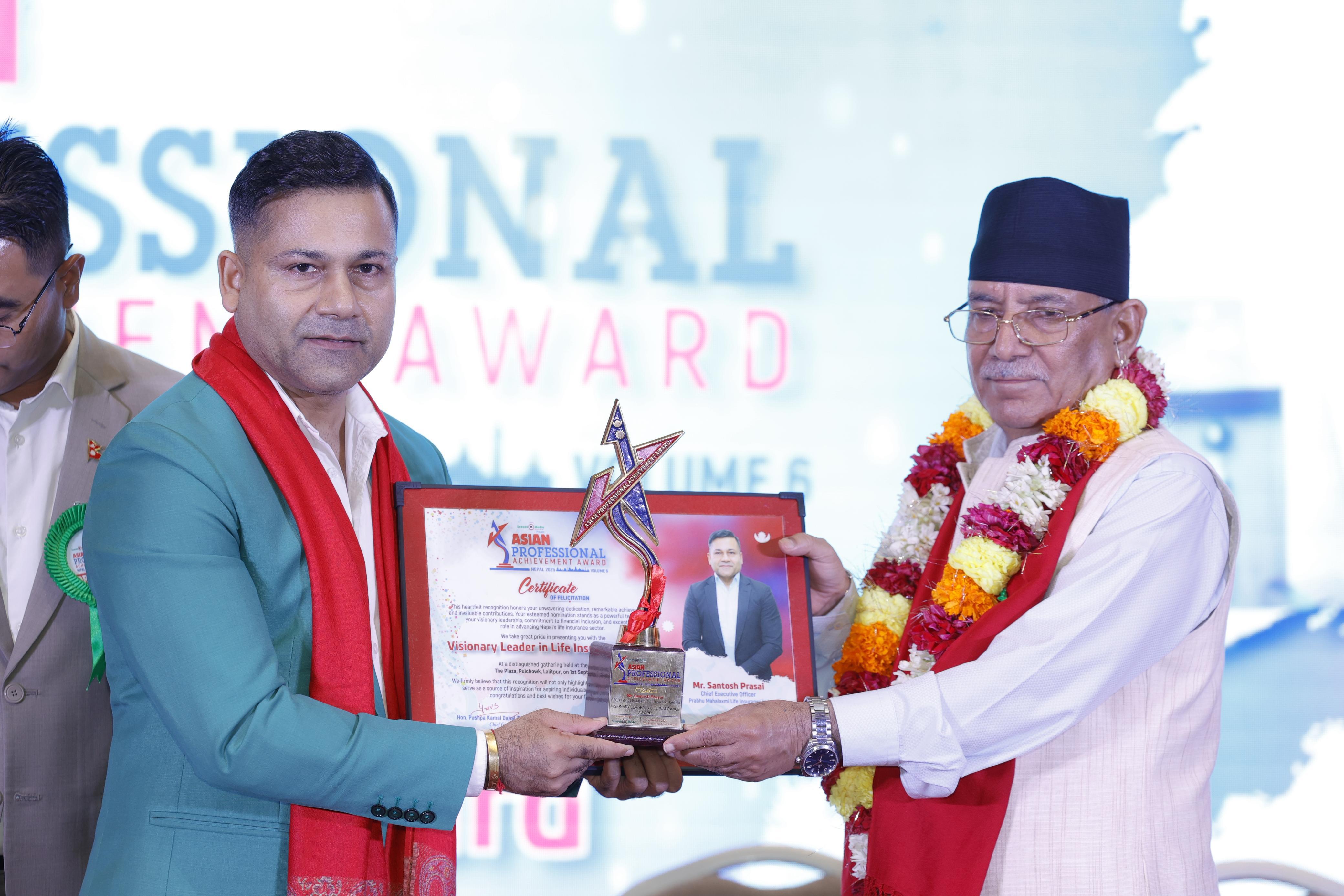 भिजनरी लिडर इन लाइफ इन्स्योरेन्स अवार्डबाट प्रसाई सम्मानित