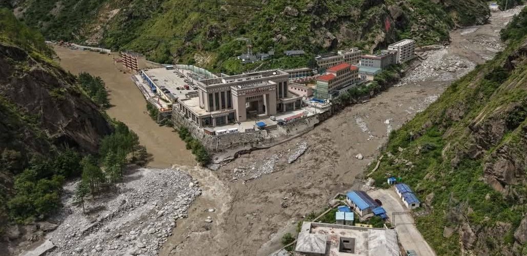 तातोपानी र रसुवा नाका बन्द हुँदा दशैंलक्षित सामान आएनन्, भरियाको सहारामा फलफूल मात्र भित्र्याउँदै व्यवसायी