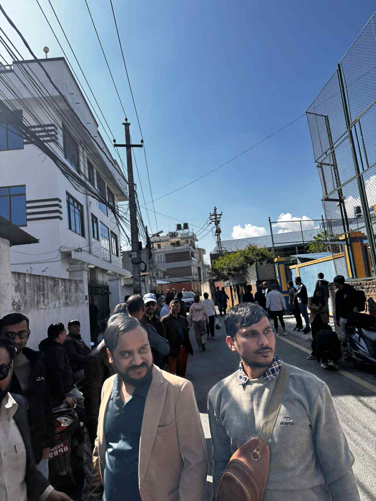 शेयर बजार सुधारको माग राख्दै लगानीकर्ता पुगे धितोपत्र बोर्ड