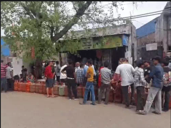 भारतमा ग्यास अभावः बिहान ४ बजेदेखि लाइन, ९५० पर्ने ग्यास ३५ सयसम्म ब्ल्याकमा बिक्री हुँदै