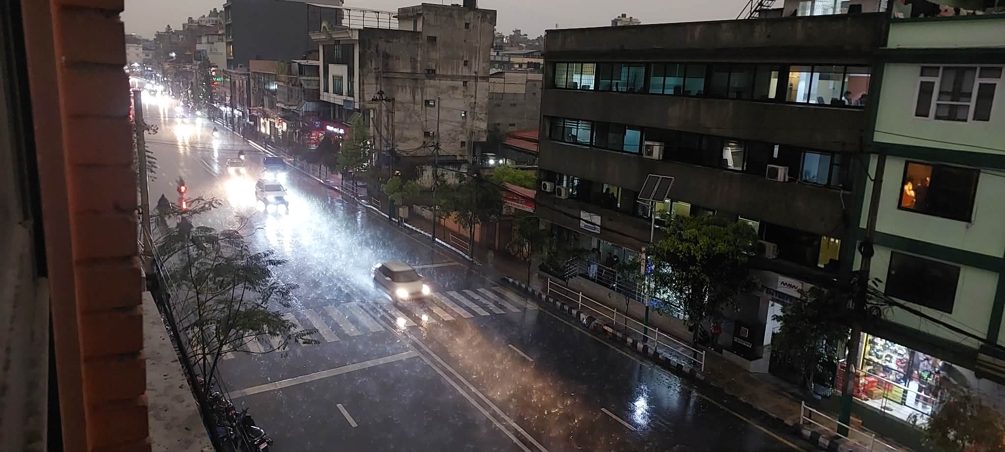 देशका विभिन्न क्षेत्रमा भारी वर्षा, हावाहुरीले बुटवल र चितवनमा लाखौंको क्षति