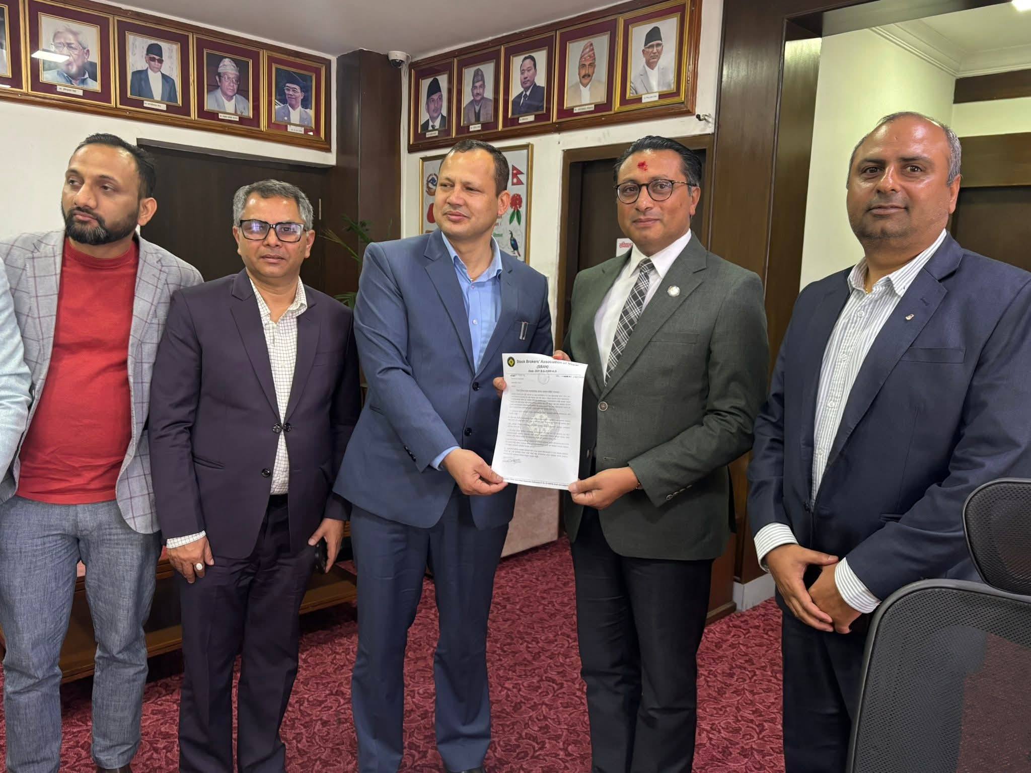 भेट्न गएका ब्राेकरलाई यसाे भने अर्थमन्त्रीले, अर्थमन्त्रीकाे आश्वासन पछि बजार भयाे 'हरियाे'