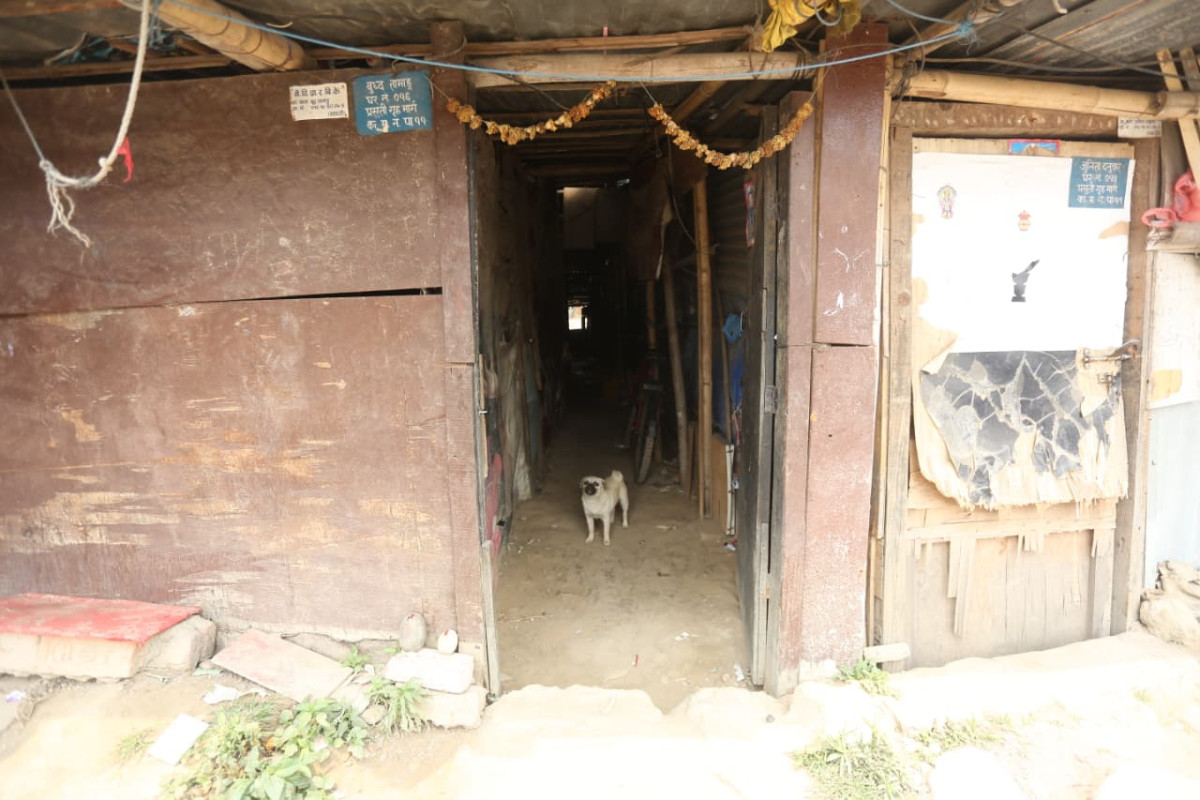 थापाथलीमा आँसु र अनिश्चितताको बिदाइः बस्ती खाली गरिँदै