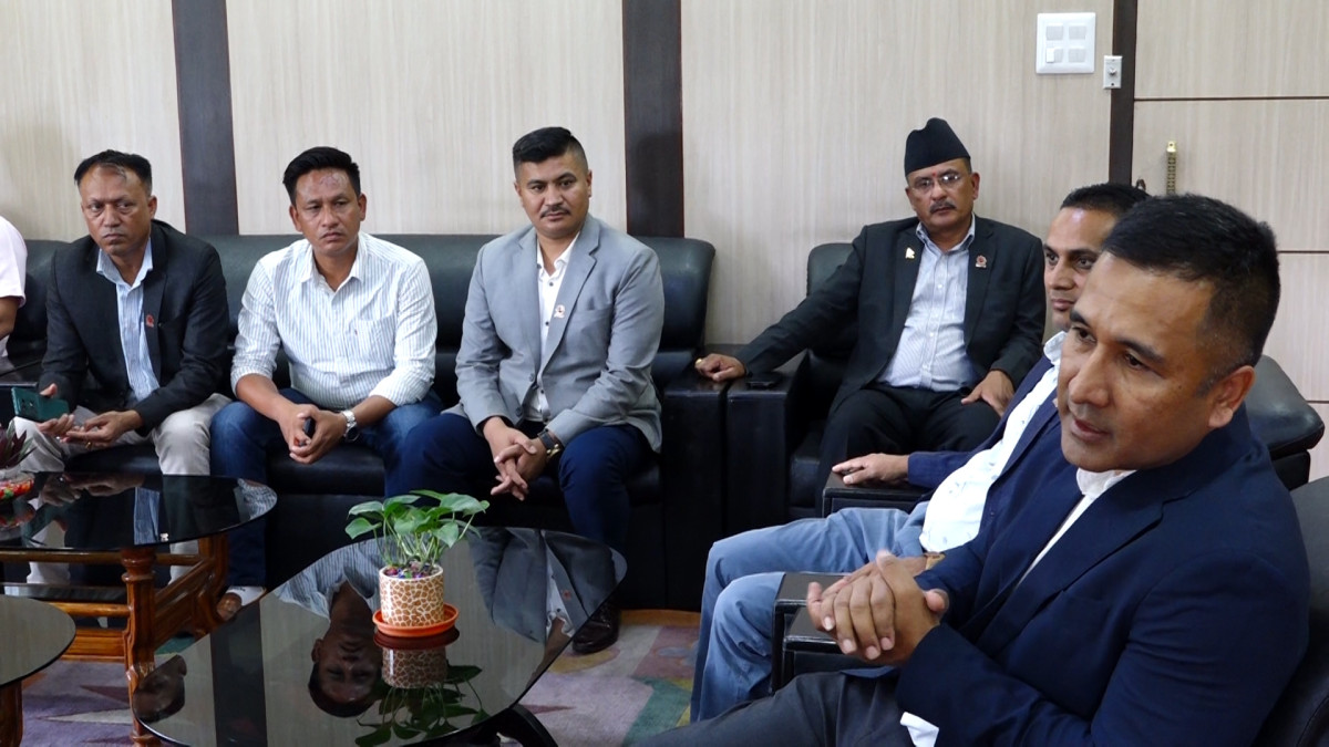 काम रोकेका निर्माण व्यवसायीले विकासे मन्त्रालयका सचिवलाई बुझाए ज्ञापनपत्र