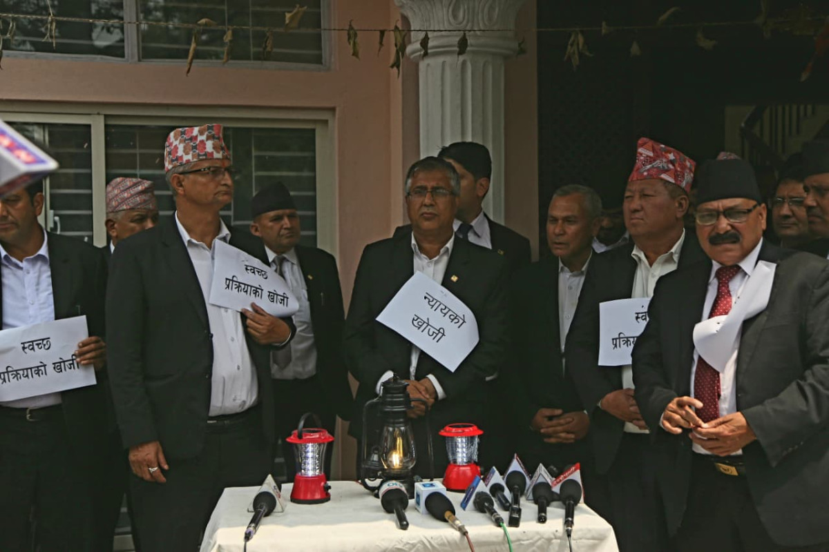 कानुन व्यवसायीले बाले दिउँसै लालटिन