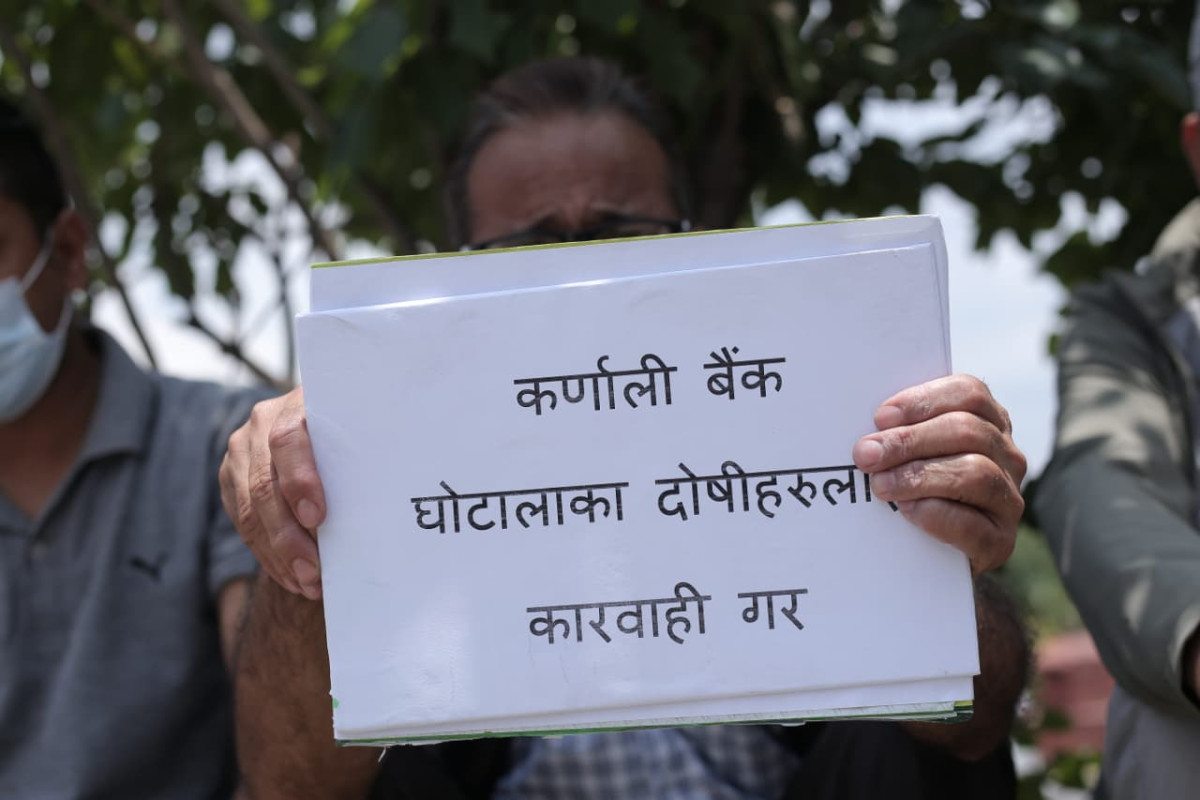 कर्णाली डेभलपमेण्ट बैंकमा जम्मा गरेको निक्षेप फिर्ता देउ भन्दै वचतकर्ताकाे प्रदर्शन