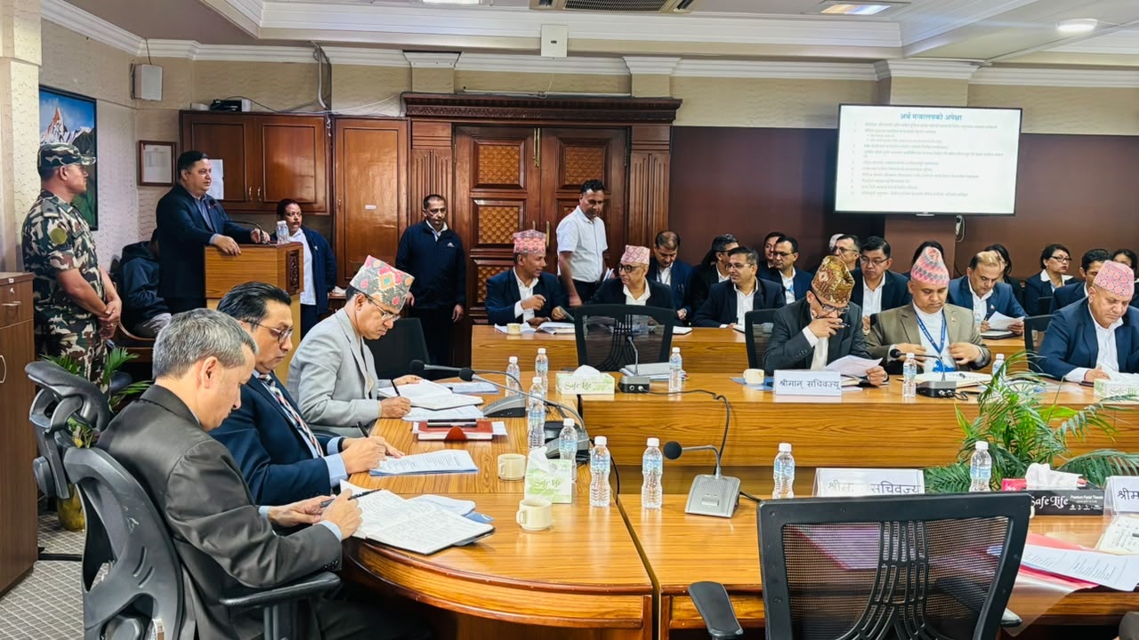 चालु आर्थिक वर्षको बजेट कार्यान्वयनको तयारी तीव्रः अर्थमन्त्री वाग्लेले थाले सचिवहरूसँग छलफल