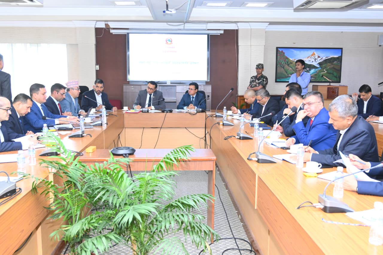 ‘नियामक मात्र होइन, आर्थिक रूपान्तरणको सहयात्री बन्नुस्’ : राष्ट्र बैंकका कार्यकारी निर्देशकहरूलाई अर्थमन्त्रीका ९ प्रश्न