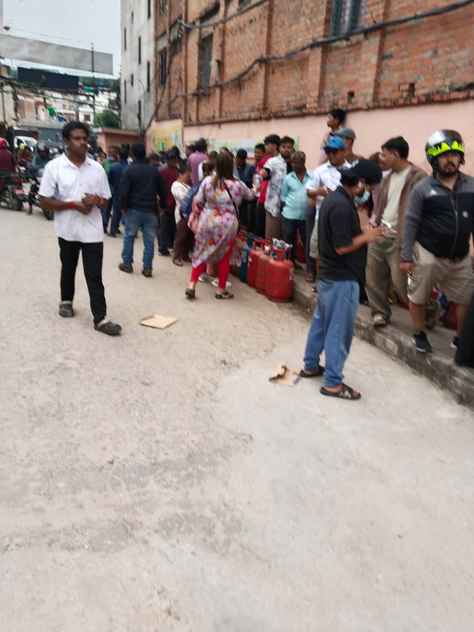 चर्किन थाल्यो ग्यासको अभाव, हेर्नुहाेस् साल्ट ट्रेडिङमा भीड