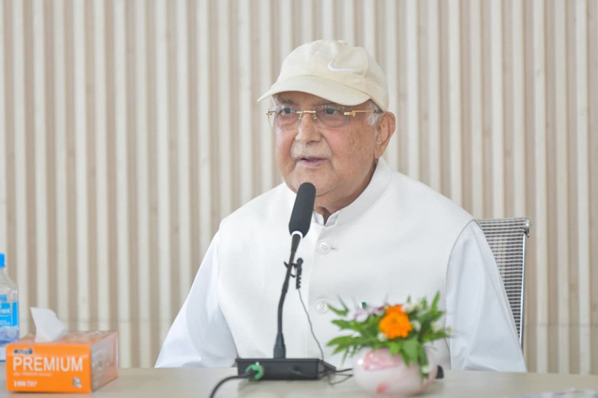 विपदमा सरकार खोज्नुपर्ने अवस्था आयो, कहिले काहीँ हेलिकप्टरमा उडेको देखिन्छः ओली