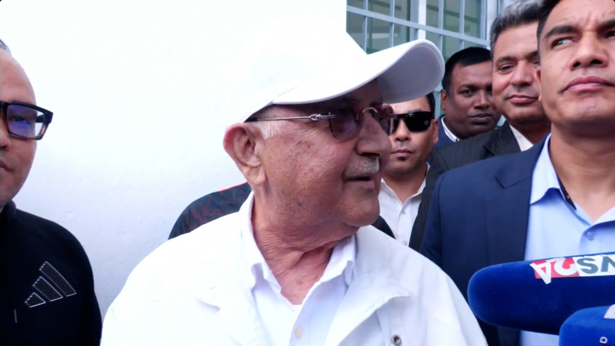 ‘प्रश्न सोध्नुअघि अनुमति लिनुपर्छ, मुखमा माइक नघोच्नुस्’- ओली