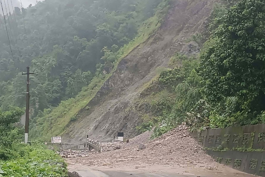 मुग्लिन–नारायणगढ सडक पहिरोका कारण अवरुद्ध