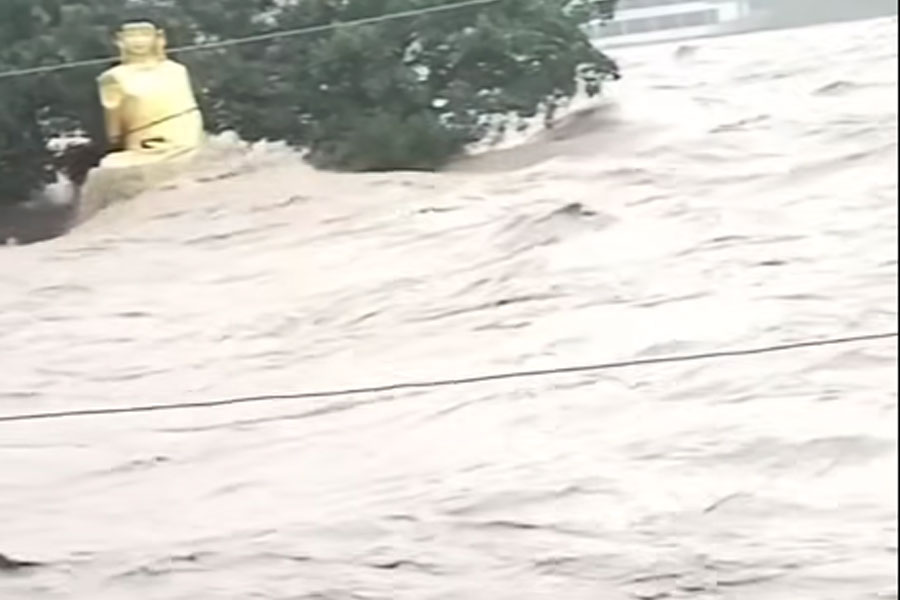 नारायणी नदीमा जलसतह खतराको तहभन्दा निकै माथि: चितवन र नवलपरासीमा डुबानको उच्च जोखिम, सुरक्षित स्थानमा सर्न अपिल